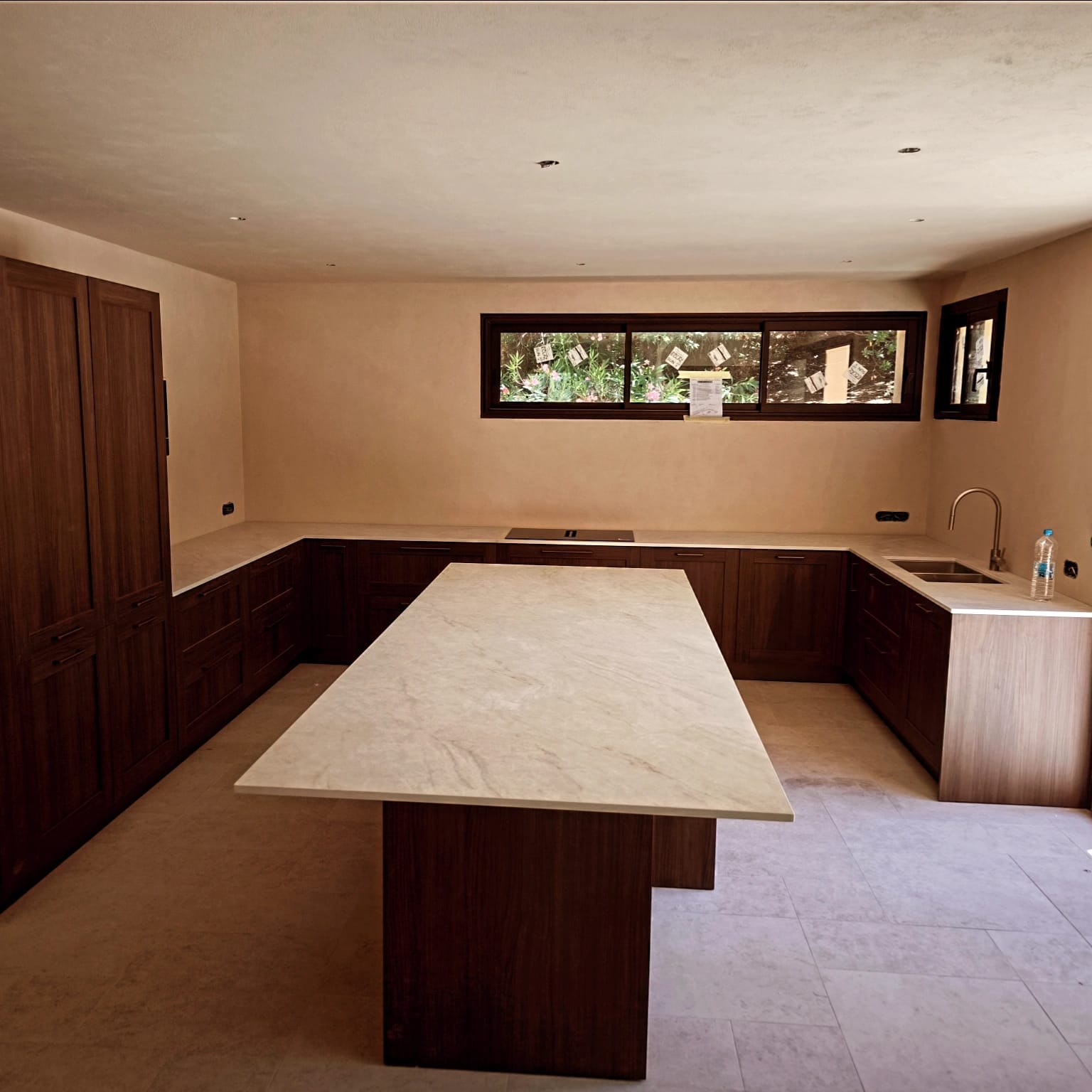 Cuisine contemporaine avec façades bois installée par Cuisine Habitat Concept